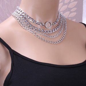 Collar de cadena gruesa de varias capas con colgante de círculo de diamantes para mujer, uso diario, diseño geométrico en color oro y plata. - Product Image 4