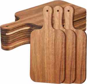Planche à découper et à servir artisanale en noyer noir massif, écologique, durable, personnalisée, avec poignée, pour apéritifs et desserts - Product Image 1