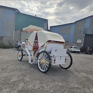 Calèche royale à cabine fermée avec garnitures dorées pour les services de mariage et de défilé en station balnéaire - Product Image 2