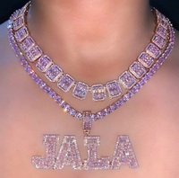 Collier personnalisé avec pendentif en forme de plaque nominative en baguette glacée, initiales en diamant rose, lettre en zircon cubique, collier avec nom pour homme, bijoux