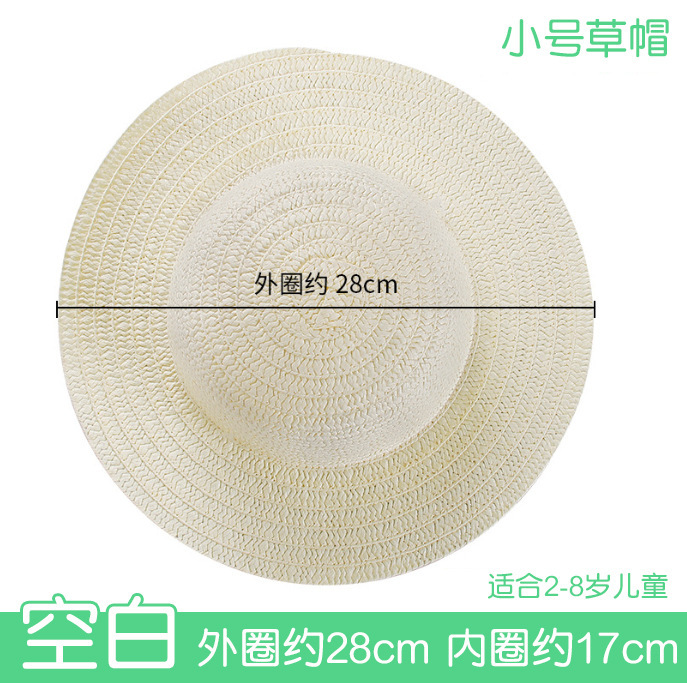 pequeño sombrero de paja en blanco