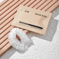 Kit d'articles de toilette jetables personnalisés avec logo pour hôtel, comprenant un bonnet de douche, du shampoing, du savon et une brosse à dents, idéal pour les voyages ou les fournitures de chambre