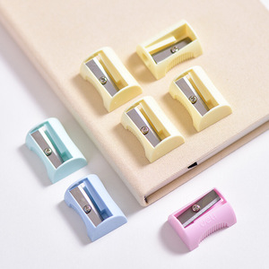 Deli 0531 Pencil Sharpener Manual Plastic Student School Use Colorful Set - Product Image 3