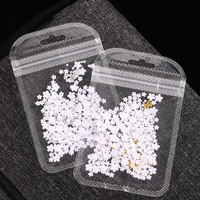 Hiasan Kuku Resin Bentuk Hati Bunga Mini 3D Putih Manik-Manik Emas Dekorasi Manikur Halus Salon DIY Grosir OEM Bling Bling