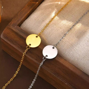 Bán Buôn Biểu Tượng Tùy Chỉnh Tên Vòng Vòng Đeo Tay Trang Sức 18K Mạ Vàng Thép Không Gỉ Thời Trang Đơn Giản Người Phụ Nữ Đĩa Vòng Đeo Tay Cho Món Quà - Product Image 3