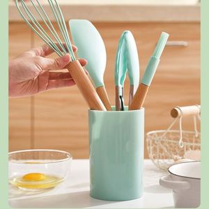 Ensemble d'ustensiles de cuisine en silicone écologique de 12 pièces avec manches en bois, spatule antiadhésive et cuillère à soupe, coffret cadeau avec seau de rangement - Product Image 5