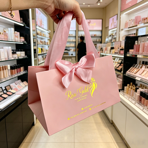 Bolsa de Regalo Rosa de Lujo con Logotipo Impreso en Papel Dorado, Bolsa de Compras con Asa de Listón, Bolsas de Papel Personalizadas para Joyería y Cosméticos - Product Image 1