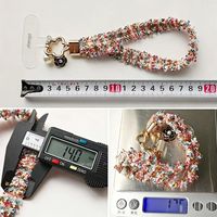 Dragonne de téléphone pour femme avec dentelle, breloque camélia perlée, boucle transparente en D et fente pour cartes, idéale pour les sorties en extérieur