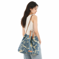 Sac fourre-tout décontracté en jean pour femme, avec poignées en cuir, chaîne en cuivre bronze, cordon de serrage et effet marbré délavé, vente en gros