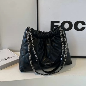 Sac à bandoulière en similicuir pour femme, motif losanges, avec chaîne, fermeture à cordon, noir, style minimaliste, toutes saisons - Product Image 1