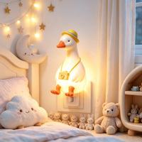 Veilleuse LED Mignonne en Forme de Canard de Voyage, Lampe Murale Décorative en Résine pour Prise, Idéale pour Chambre d'Enfant, Décoration de Maison et de Fêtes, Vente en Gros, Cadeau Personnalisé