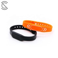 Gelang Silikon NFC Bentuk Jam Tangan yang Dapat Disesuaikan 13.56mhz Dapat Ditulis Ulang Chip Ntag213/215 Tahan Air Gelang RFID