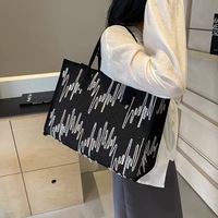 Tas Pantai Wanita Bertekstur Pelangi Warna-warni Modis Mewah untuk Penggunaan Sehari-hari dengan Liontin Desain Baru untuk Semua Musim
