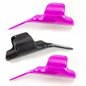 Venta al por mayor herramienta de costura de plástico negro púrpura coser dedo cosa empujador para protector de pulgar