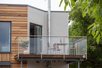 Balustrade en verre avec poteaux en aluminium noir mat durable pour terrasse de villa de luxe, installation facile, design sans cadre