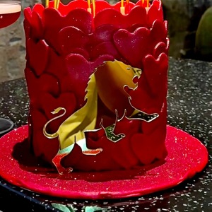 ของตกแต่งเค้กอะคริลิค รูปน้องลีโอ น้ำผึ้งและรสหวาน สำหรับงานวันเกิด - Product Image 2