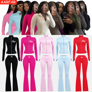 Set Sportivo Personalizzato con Logo Ricamato, Giacca con Cerniera Dorata e Pantaloni a Zampa, Abbigliamento da Palestra per Donna, Set Yoga in 2 Pezzi - Product Image 1