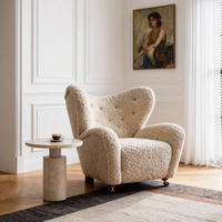 Fauteuil de salon de style français moderne et luxueux, structure en bois, dossier solide, inclinable, rembourrage en mousse souple, décoration d'appartement ou de villa