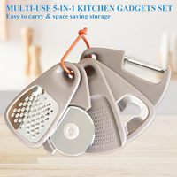 5-delige ruimtebesparende handmatige keukenhulpjesset: knoflook-/gembermolen, kaasschaaf, groente-/fruit schiller, pizzames, flesopener