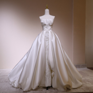 Vestido <span class=keywords><strong>de</strong></span> <span class=keywords><strong>Novia</strong></span> Corte A <span class=keywords><strong>de</strong></span> Satén con Flores 3D Hechas a Mano, Encaje con Cuentas, Cola Capilla, Color Marfil, para Madre <span class=keywords><strong>de</strong></span> <span class=keywords><strong>la</strong></span> <span class=keywords><strong>Novia</strong></span>, Tallas Grandes, Personalizado, Venta al por Mayor - Product Image 1