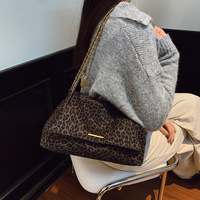 Nouveauté 2026 : Sac fourre-tout en daim imprimé léopard pour femme, grande capacité, sac à bandoulière vintage avec chaîne, sac à main décontracté et tendance pour usage quotidien