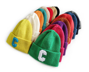 <span class=keywords><strong>Bonnet</strong></span> en éponge tricoté en acrylique pour femmes de grande vente Logo de broderie personnalisé Style à carreaux de couleur unie - Product Image 2