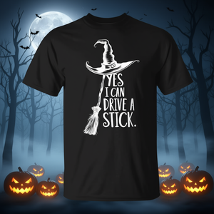 Camiseta de Halloween con estampado de serigrafía de Yes I Can Drive A Stick Witch, unisex, para adultos, de manga corta y cuello redondo, promocional - Product Image 2