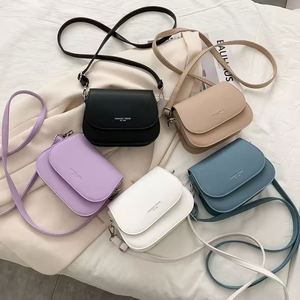 Bolso de hombro mediano de fieltro nuevo y moderno para mujer 2023. Bolsos cruzados de fieltro ideales para otoño y verano. - Product Image 1