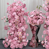 Roses artificielles roses réalistes et vibrantes, parfaites pour les décorations de fond de mariage et d'anniversaire et les colonnes florales
