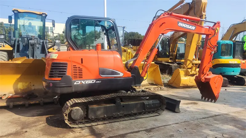 ใช้รถขุด Doosan DX60,Doosan DX60 DX55รถขุดขนาดเล็กพร้อมใบมีดรถแทรกเตอร์,รถขุดขนาดเล็กดูซาน May Xuc ขายร้อน