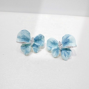 Pendientes de plata 925 grandes, azules, antideslustre, con diseño de flor y mariposa esmaltada, modernos, para mujer, ideales para el verano. - Product Image 1