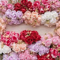 Simulierter Rosenstrauß mit mürrischen Erdbeerrosen, Blumendekoration, Hochzeitsstrauß, Rosenwand, künstliche Blumen, Heimdekoration