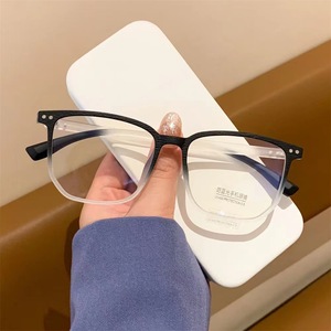 Gafas que cambian de color, monturas de gafas para hombres nuevos con acabado de miopía, monturas de gafas explosivas, luz anti-azul para niñas - Product Image 1