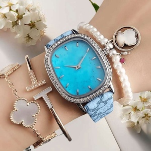 Montre à quartz pour homme avec boîtier en alliage de 40 mm, bracelet en silicone, design de dessin animé, cadran en verre - Product Image 4
