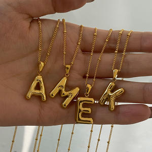 Collier en acier inoxydable plaqué or 18 carats avec logo personnalisé, chaîne de perles et lettres bulles, idéal pour les fêtes (vente en gros) - Product Image 1