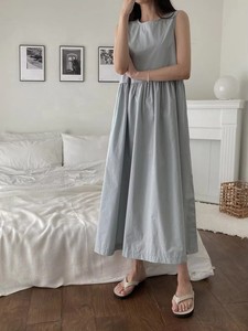 Robe longue décontractée blanche sans manches pour femme, col rond, taille haute froncée, coupe trapèze ample, idéale pour les vacances d'été - Product Image 5