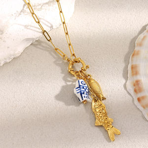 Collana a catena placcata in oro Dreamidea con ciondoli a tema pesce-squisiti ciondoli di pesce punteggiati d'oro e blu - Product Image 3