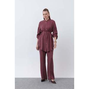 Ensemble tunique et pantalon pour femme Puane, couleur bordeaux, avec détails boutonnés et col montant - Tenue élégante et modeste en deux pièces pour tous les jours - Product Image 1