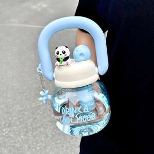 Botella <span class=keywords><strong>de</strong></span> Agua Infantil con Dibujos Animados <span class=keywords><strong>de</strong></span> Panda, Vaso con Doble Pajita y Asa, Botella <span class=keywords><strong>de</strong></span> Plástico <span class=keywords><strong>de</strong></span> Gran Capacidad Resistente a Caídas - Product Image 5