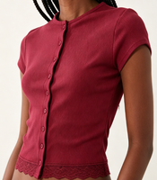 Haut court côtelé en maille pour femme, col rond uni, manches courtes, boutonnage intégral, ourlet festonné en dentelle, coupe ajustée