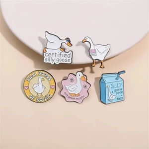 Pin Enamel Angsa Bodoh Bersertifikat, Bros Hewan Kartun Kustom, Lencana Kerah, Perhiasan Logam Lucu, Hadiah untuk Anak-anak dan Teman - Product Image 6