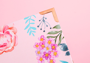Bolsa de Regalo Rectangular de Papel con Diseño Floral, Impresión a Cuatro Colores, Ecológica y Reciclable para Empaquetado Promocional - Product Image 1