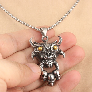 Colgante de cuerno de carnero de acero inoxidable con calaveras, collar de estilo punk de dos tonos para hombres y mujeres - Product Image 3