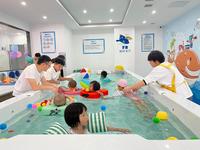 Baignoire de luxe pour bébé, piscine moderne au fini nickel pour bébés, pour intérieur de pépinière haut de gamme et design de spa