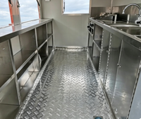Remorque mobile personnalisée en fibre de verre pour restauration rapide et boissons, avec comptoir de bar en acier inoxydable, système de robinetterie et fenêtre de service pour événements extérieurs