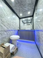 Remorque WC mobile climatisée de luxe personnalisée en usine pour extérieur, toilettes portables d'extérieur à vendre