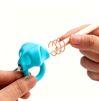 Aide à l'écriture en silicone pour enfants, prise ergonomique en plastique souple, outil de correction des doigts, stylo de correction confortable, clip d'écriture