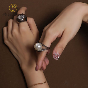 Nuovi arrivi delicati grandi anelli di perle gioielli donna personalità anelli geometrici in acciaio inossidabile placcato oro 18 carati per la festa - Product Image 2