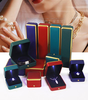 Boîte à bagues pour bijoux Boîte à bijoux design personnalisé style vintage Boîte à bijoux bleue en cuir PU avec LED pour bague Collier Bracelet Boucles d'oreilles Couleurs variées