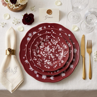 Service de table en céramique rouge floral festif personnalisé pour mariage, assiettes en porcelaine vintage décorées, vaisselle de détail pour événements et boutiques de cadeaux